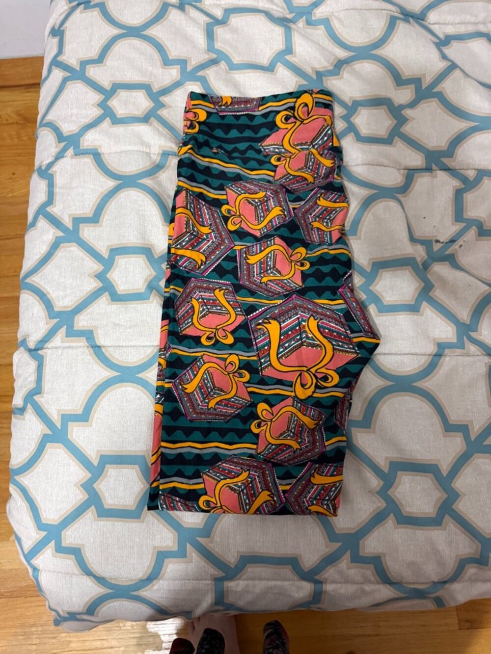 NWOT LuLaRoe Black Colorful Gift Box Print Leggings Tall & Curvy 💙